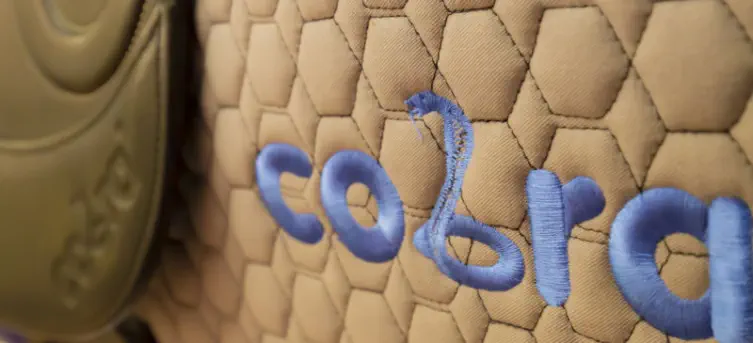 handgefertigte Masssättel von cobra mit cobra Sattelunterlage